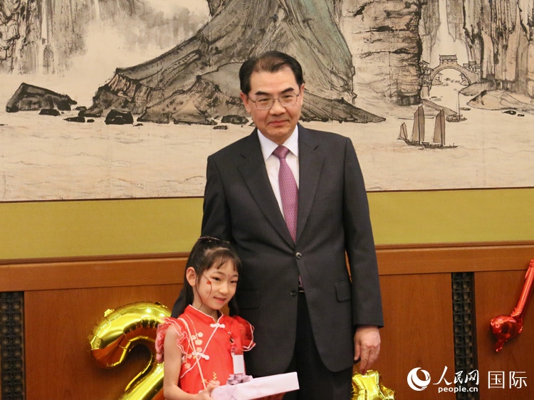 吳江浩大使向中文朗誦比賽獲獎(jiǎng)選手代表贈(zèng)送書籍。人民網(wǎng) 許可攝