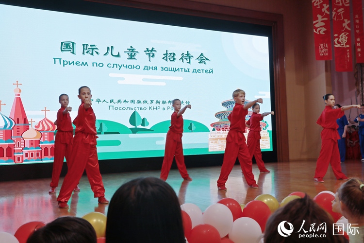 俄羅斯少年進行武術(shù)表演。人民網(wǎng)記者 隋鑫攝