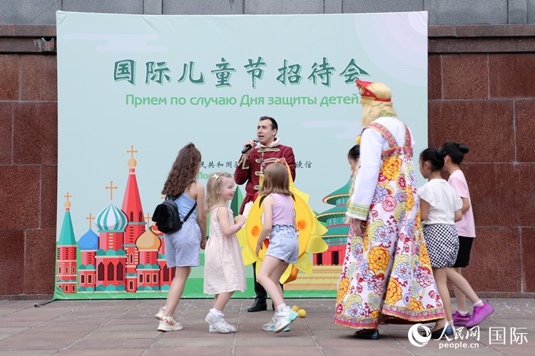 中俄兩國小朋友共同參與互動游戲。人民網(wǎng)記者 隋鑫攝