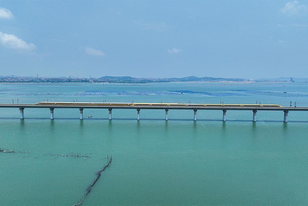 △2023年6月28日，CR450動(dòng)車組試驗(yàn)列車在湄洲灣跨海大橋交會(huì)運(yùn)行，單列最高運(yùn)行時(shí)速達(dá)到453公里。
