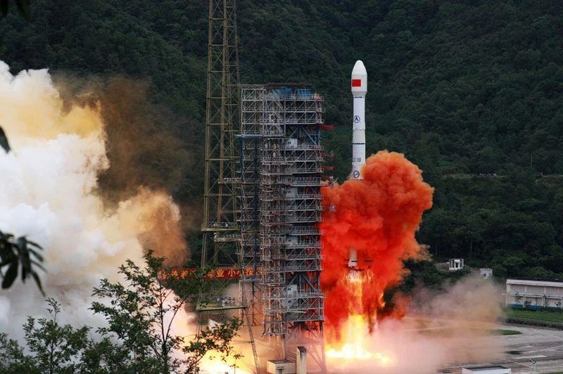 △2020年6月23日，我國(guó)北斗三號(hào)全球衛(wèi)星導(dǎo)航系統(tǒng)最后一顆組網(wǎng)衛(wèi)星在西昌衛(wèi)星發(fā)射中心點(diǎn)火升空。同年7月，北斗三號(hào)系統(tǒng)正式開(kāi)通全球服務(wù)，“中國(guó)的北斗”真正成為“世界的北斗”。