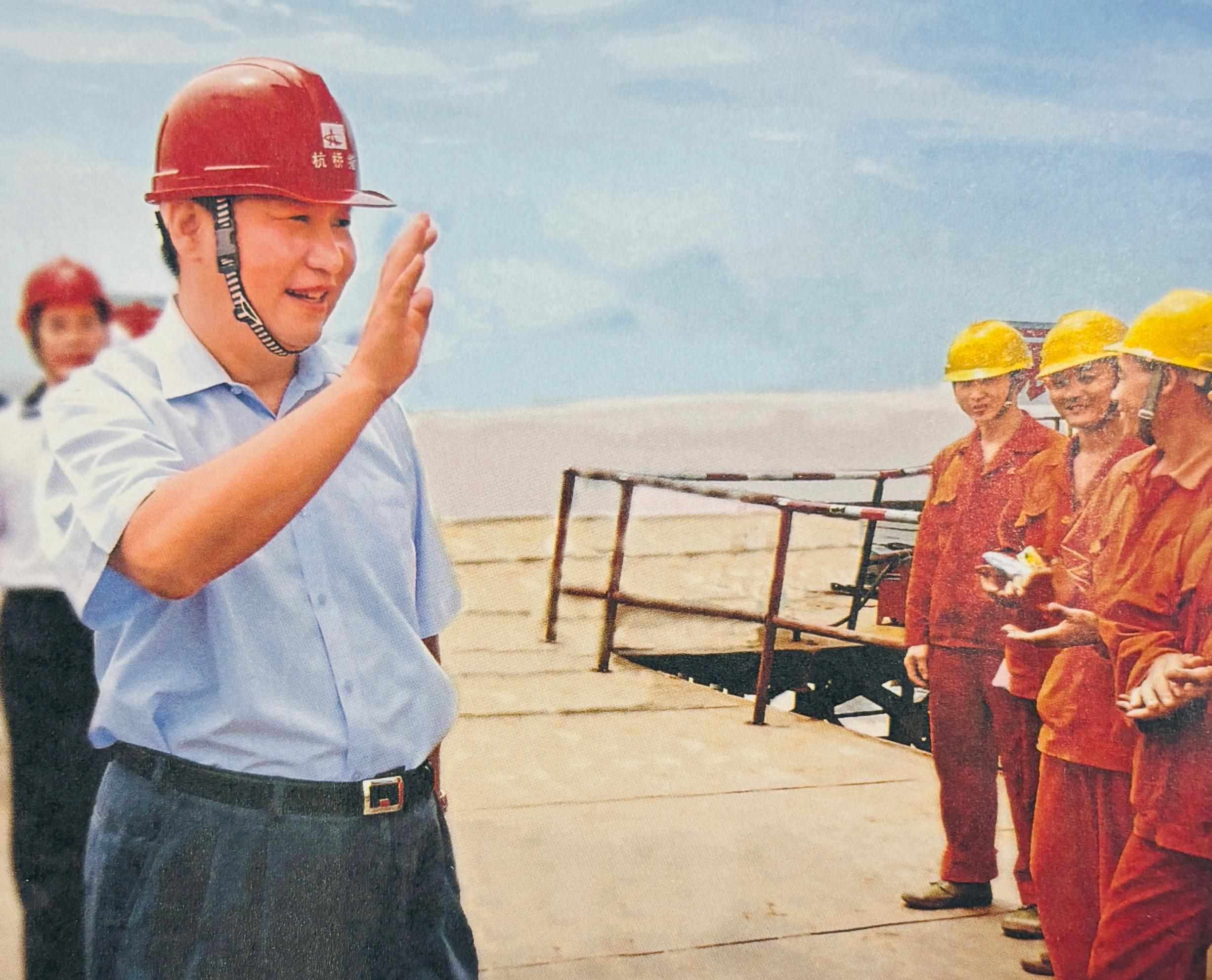 △2006年7月12日，習(xí)近平在杭州灣跨海大橋嘉興市海鹽段建設(shè)工地慰問(wèn)工人。