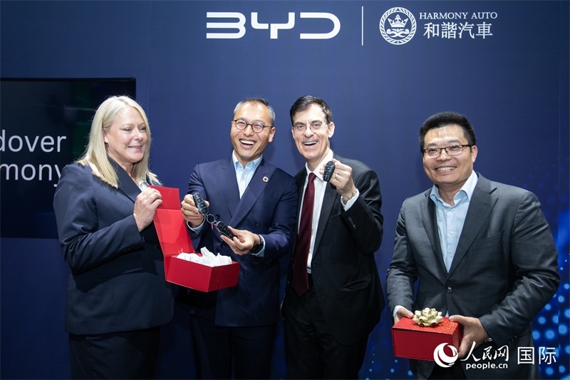 兩位英國(guó)消費(fèi)者獲得新車鑰匙。人民網(wǎng)記者 許立群攝影