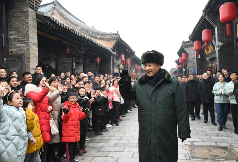 2022年1月27日，習(xí)近平總書記在山西平遙古城向現(xiàn)場群眾揮手致意。