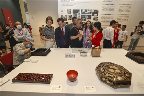 2023年5月28日，北京，推光漆器匠人為駐華使節(jié)展示技藝。