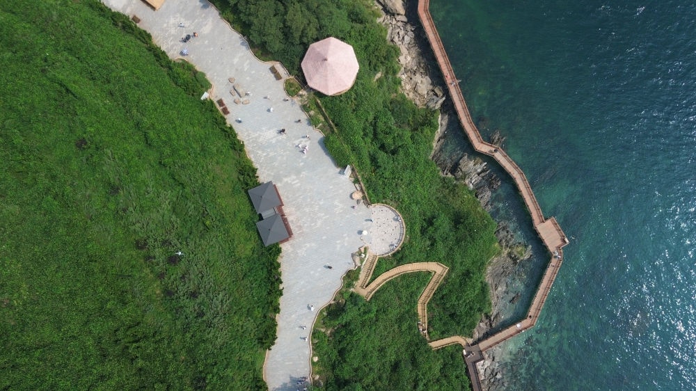 2023年8月16日，長(zhǎng)?？h小長(zhǎng)山島小水口森林公園一角（無(wú)人機(jī)照片）。新華社記者 陳為 攝