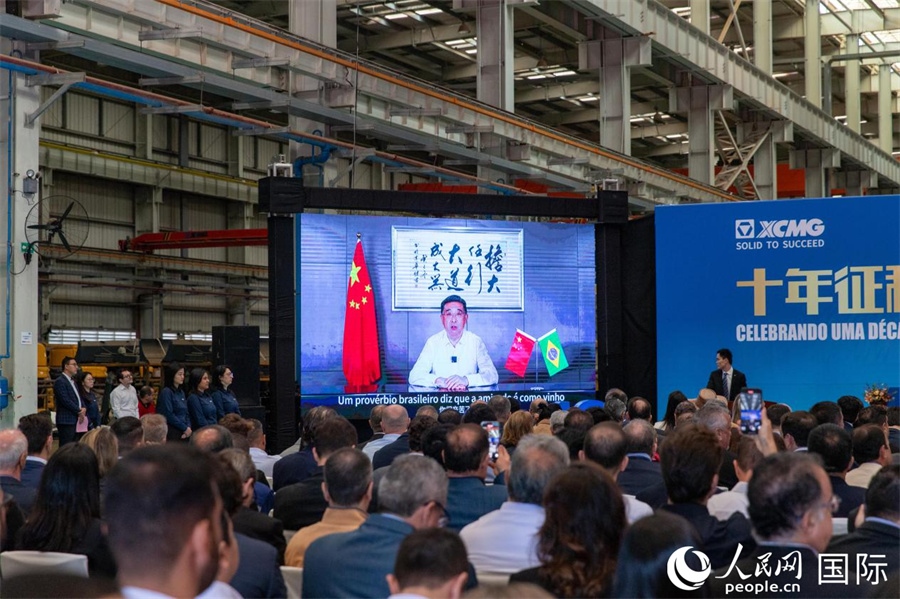 徐工集團(tuán)、徐工機(jī)械董事長(zhǎng)楊東升在視頻致辭中表示，徐工作為中國(guó)工程機(jī)械的排頭兵，堅(jiān)定不移實(shí)施國(guó)際化主戰(zhàn)略，投資運(yùn)營(yíng)的徐工巴西制造基地成為見(jiàn)證中巴友誼的標(biāo)桿示范。 人民日?qǐng)?bào)社拉美中心分社 威廉·科埃略·維亞納攝
