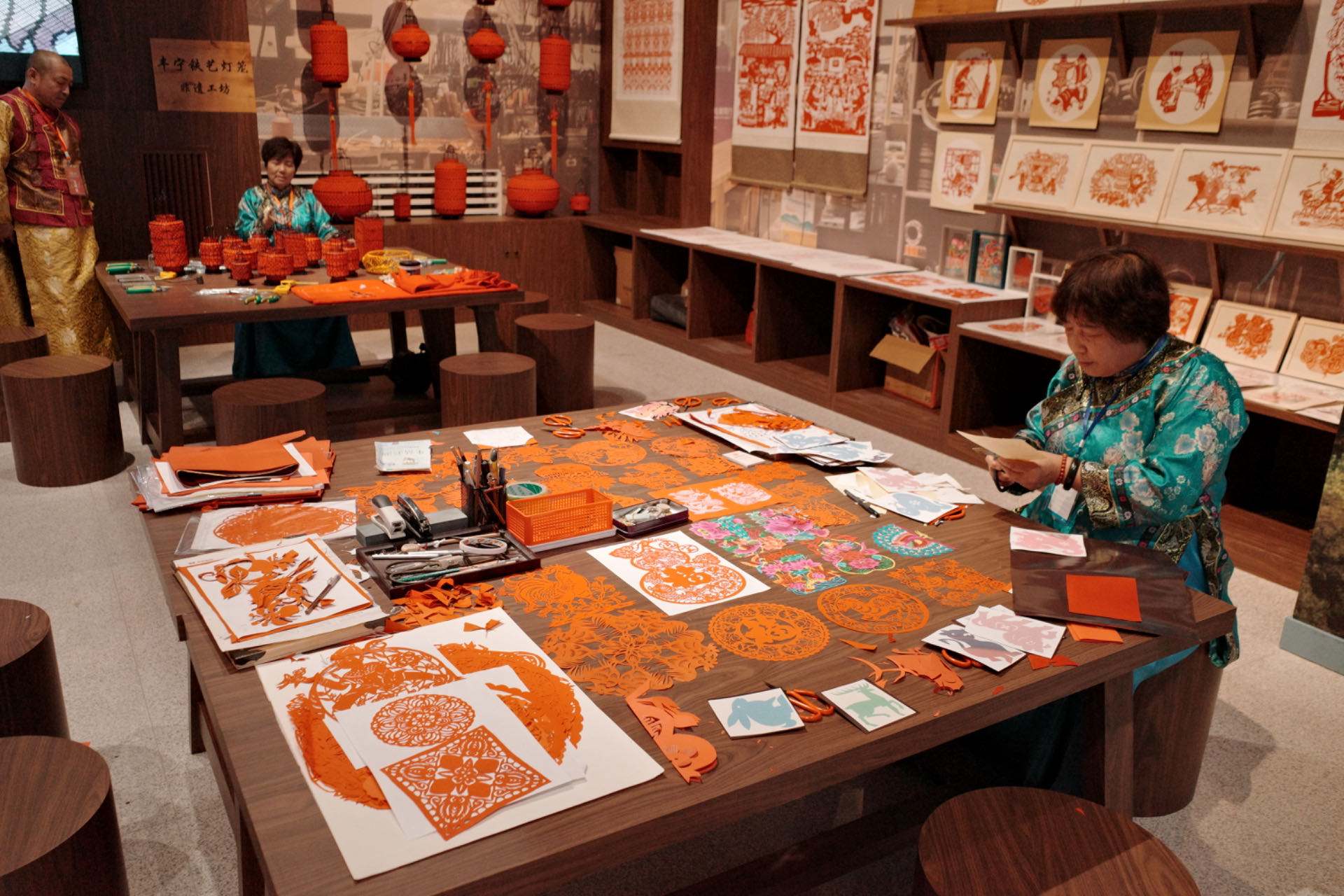 “氣象萬(wàn)千——中國(guó)非遺保護(hù)實(shí)踐主題展”上，非遺傳承人現(xiàn)場(chǎng)展示。人民網(wǎng)記者 劉微攝