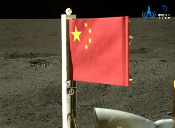 五星紅旗在落于月背的嫦娥六號探測器上展開。