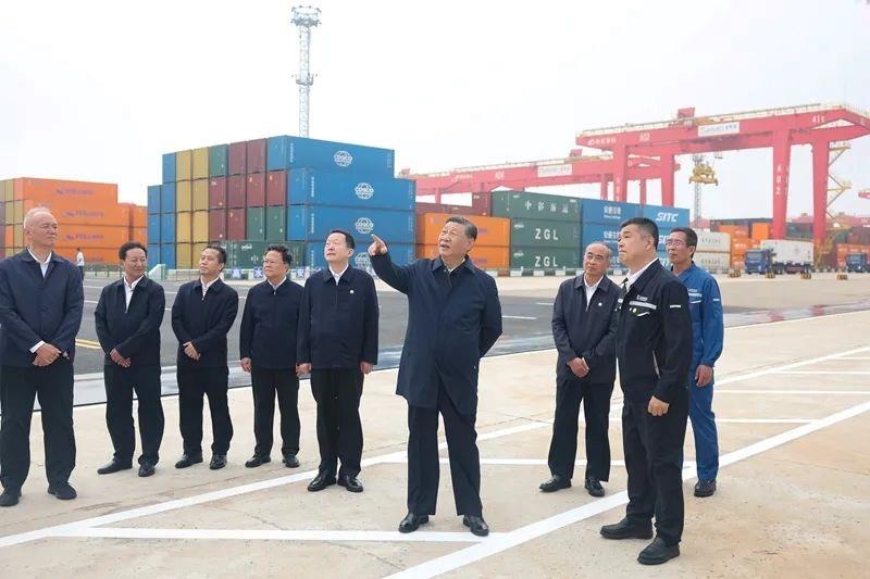 2024年5月22日，習(xí)近平總書記在山東日照港察看全自動化集裝箱碼頭作業(yè)場景。