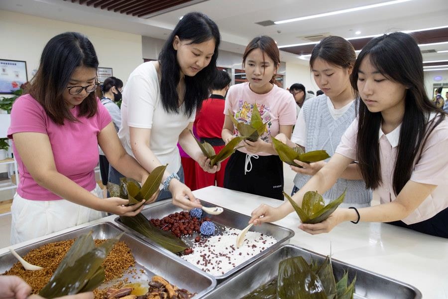 2024年6月1日，海峽兩岸青年學(xué)生在華東師范大學(xué)包粽子、做香囊，體驗傳統(tǒng)文化。