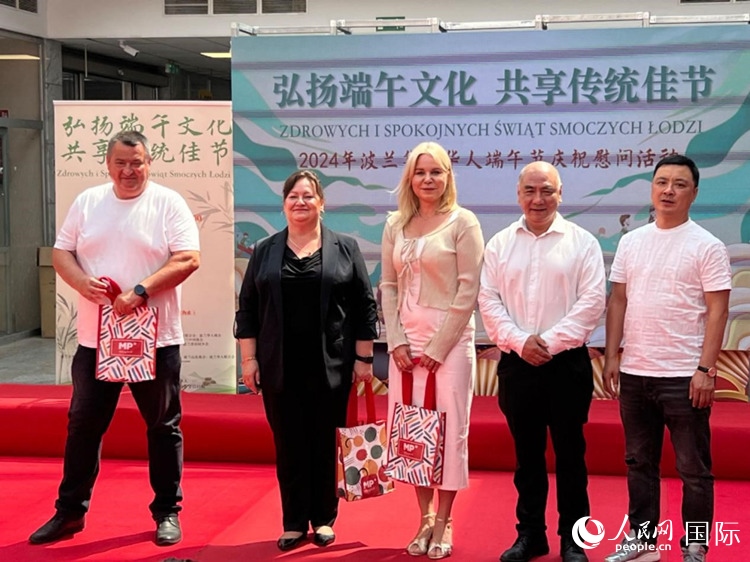 向波蘭友人發(fā)放端午節(jié)慰問(wèn)品。人民網(wǎng)記者 李增偉攝