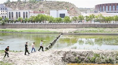  工作人員在內(nèi)蒙古呼和浩特市清水河縣城關(guān)鎮(zhèn)清水河河道巡查。新華社記者 貝赫攝