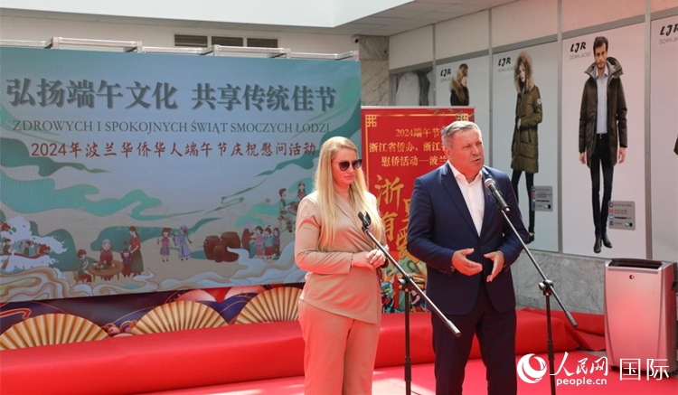 皮耶霍欽斯基（右）在活動上致辭。人民網(wǎng)記者 李增偉攝