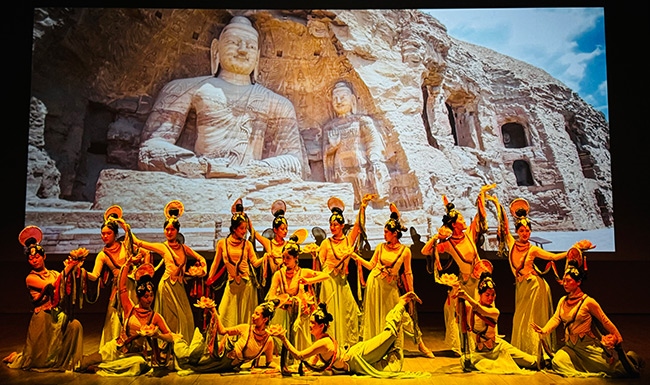 展演現(xiàn)場，同學(xué)們在表演節(jié)目《云岡飛天印象》。校方供圖