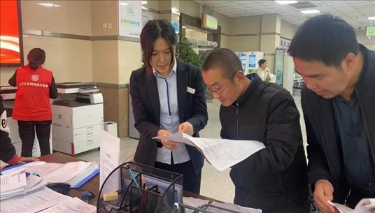 成都市溫江區(qū)市場(chǎng)監(jiān)管局為群眾提供“個(gè)轉(zhuǎn)企”登記幫辦服務(wù)。成都市市場(chǎng)監(jiān)管局供圖