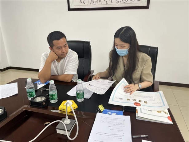 成都市溫江區(qū)市場(chǎng)監(jiān)管局在區(qū)農(nóng)副產(chǎn)品流通交易中心為商戶上門(mén)辦理“個(gè)轉(zhuǎn)企”登記。成都市市場(chǎng)監(jiān)管局供圖