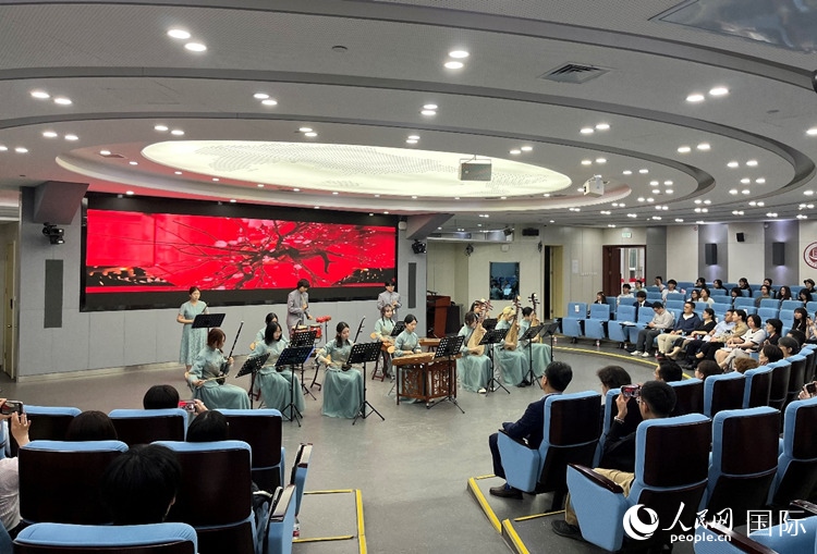 北京第二外國(guó)語(yǔ)學(xué)院學(xué)生帶來(lái)民樂(lè)表演。人民網(wǎng)記者 陳思攝