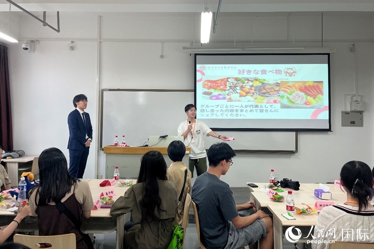 中日大學(xué)生交流討論。人民網(wǎng)記者 陳思攝