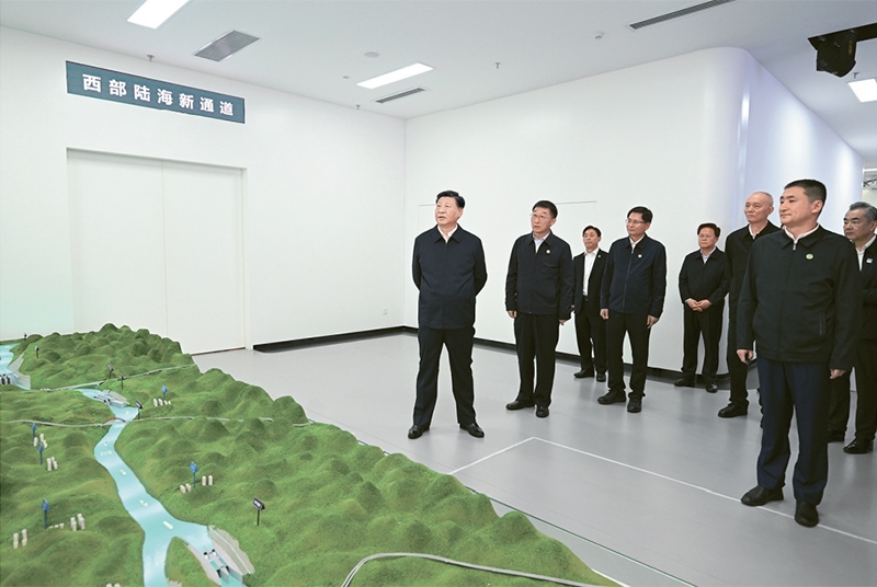 2023年12月14日至15日，中共中央總書(shū)記、國(guó)家主席、中央軍委主席習(xí)近平在廣西考察。這是14日上午，習(xí)近平在南寧市考察中國(guó)—東盟信息港股份有限公司，結(jié)合平陸運(yùn)河沙盤聽(tīng)取西部陸海新通道骨干工程建設(shè)匯報(bào)。 新華社記者 謝環(huán)馳/攝
