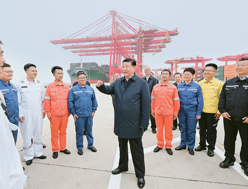 2024年5月22日至24日，中共中央總書(shū)記、國(guó)家主席、中央軍委主席習(xí)近平在山東考察。這是22日下午，習(xí)近平在日照港親切慰問(wèn)港口科技工作者、運(yùn)營(yíng)人員、航運(yùn)人員。 新華社記者 謝環(huán)馳/攝