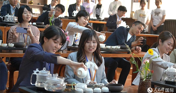 日本創(chuàng)價(jià)學(xué)會(huì)青年代表團(tuán)在新疆師范大學(xué)體驗(yàn)中國(guó)茶藝。人民網(wǎng)記者 張麗婭攝