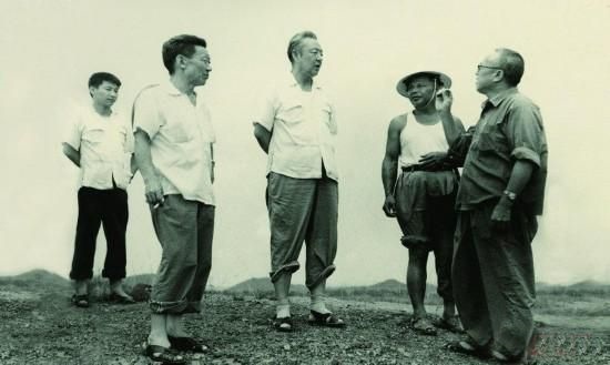 1978年8月，習(xí)仲勛（左三）在廣東惠陽(yáng)農(nóng)村調(diào)研。在清華大學(xué)讀書(shū)的習(xí)近平（左一）利用暑假時(shí)間參加社會(huì)實(shí)踐，隨同父親一起下鄉(xiāng)。