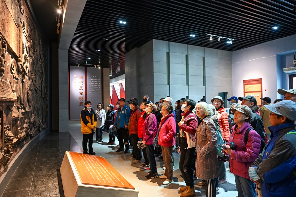 △ 2024年4月10日，北京朝陽區(qū)安慧里社區(qū)黨委組織離退休黨員參觀“明鏡昭廉”明代反貪尚廉歷史文化園。