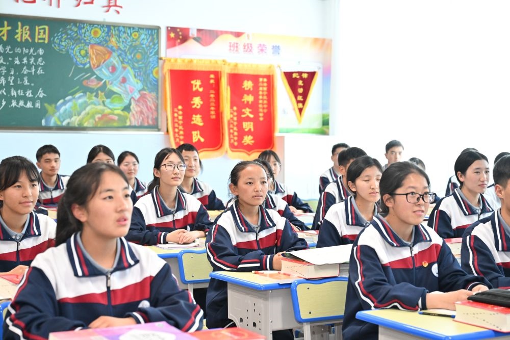 2024年6月18日，果洛西寧民族中學(xué)學(xué)生在上課。