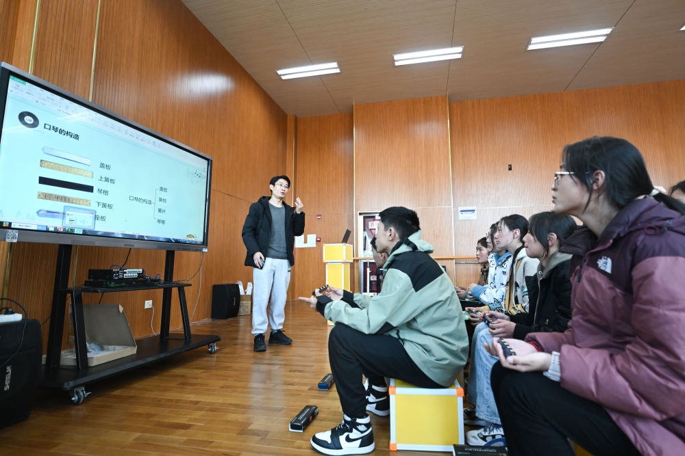 上海援青教師闞延俊在給學(xué)生上音樂課（2023年2月23日攝）。