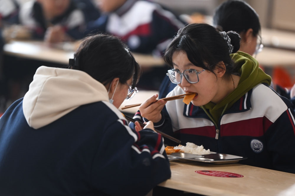 2023年2月23日，果洛西寧民族中學(xué)學(xué)生在食堂吃午飯。