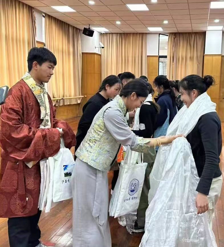 2024年1月18日，在上海市大同中學(xué)，果洛西寧民族中學(xué)學(xué)生給上海大同中學(xué)師生獻(xiàn)哈達(dá)。新華社發(fā)（果洛州教育局供圖）