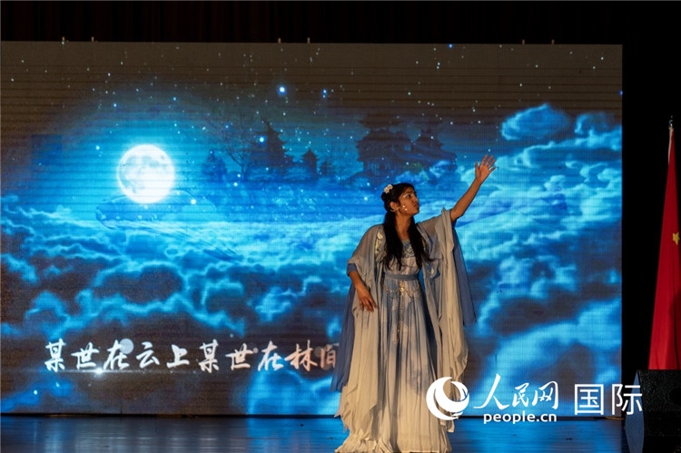 參賽選手演唱中文歌曲《左手指月》。人民日報(bào)非洲中心分社 希拉茲·莫林?jǐn)z
