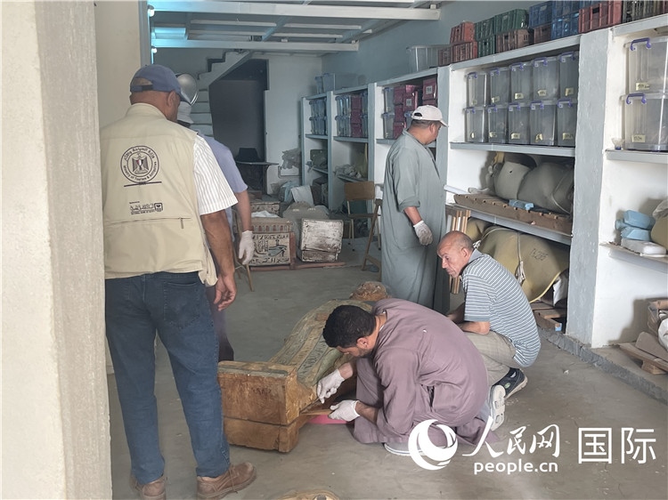 圖為中埃薩卡拉新出土文物數(shù)字化調(diào)查與研究項目團隊在工作現(xiàn)場。薛江攝