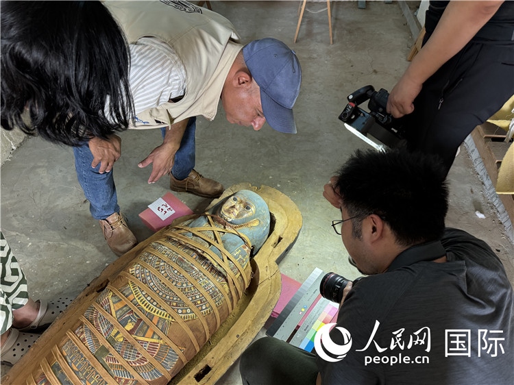 圖為中埃薩卡拉新出土文物數(shù)字化調(diào)查與研究項目團隊在工作現(xiàn)場。薛江攝