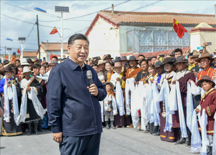 2021年6月7日至9日，習(xí)近平總書記在青海考察。這是8日下午，習(xí)近平在海北藏族自治州剛察縣沙柳河鎮(zhèn)果洛藏貢麻村考察時，同村民們親切交流。新華社記者 謝環(huán)馳 攝