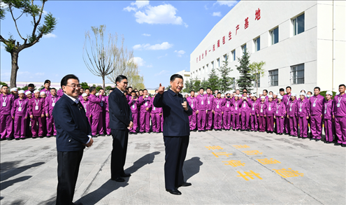 2021年6月7日至9日，習(xí)近平總書記在青?？疾臁＿@是7日下午，習(xí)近平總書記在青海圣源地毯集團有限公司考察時，同企業(yè)員工親切交流。新華社記者 謝環(huán)馳 攝