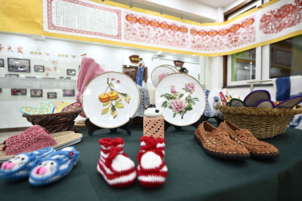 長城花園社區(qū)居民制作的手工藝品（6月19日攝）。