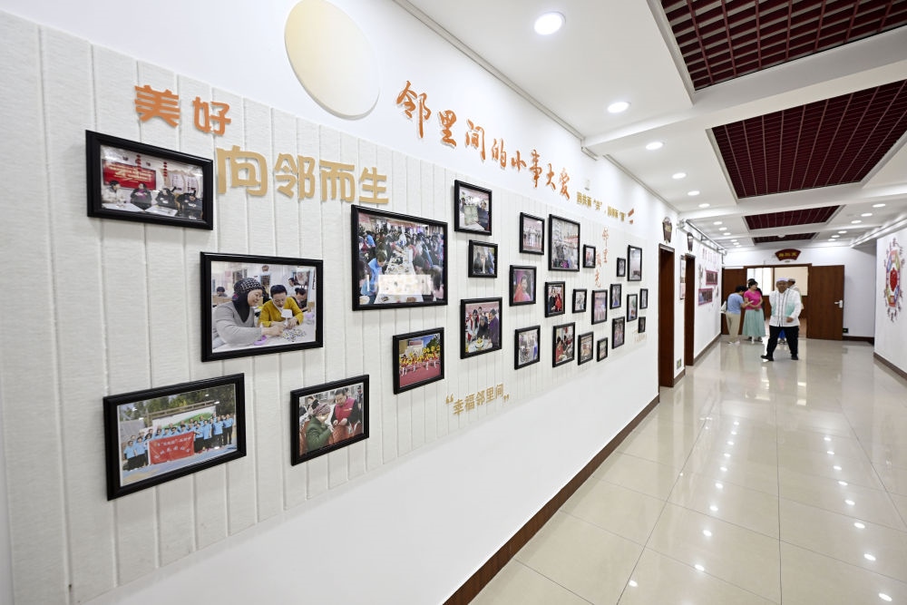 6月19日在長城花園社區(qū)黨群服務中心拍攝的照片墻。