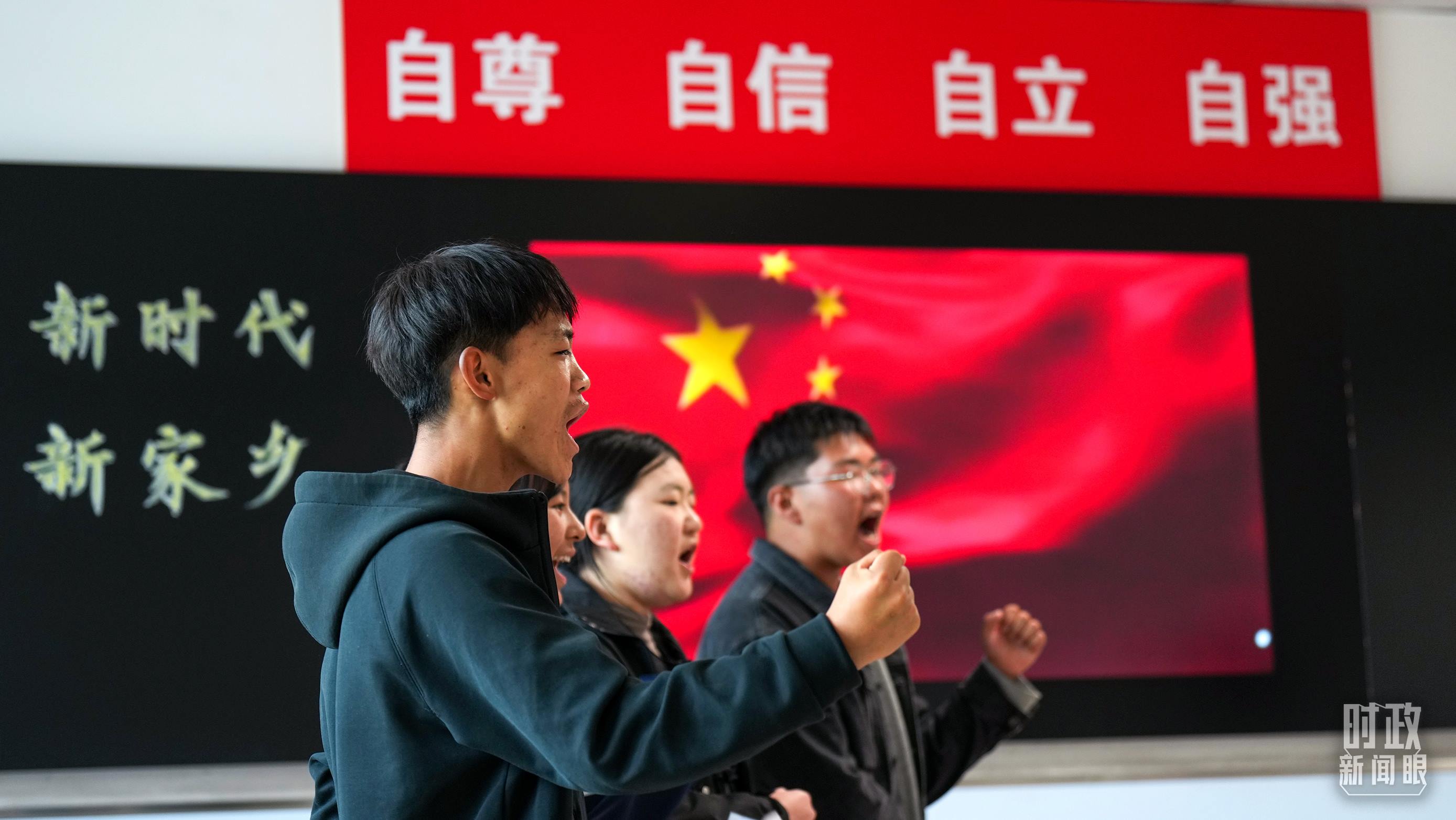 △果洛西寧民族中學(xué)高一（1）班的“新時代、新家鄉(xiāng)”主題思政課。（總臺央視記者許永松、國廣記者李晉拍攝）