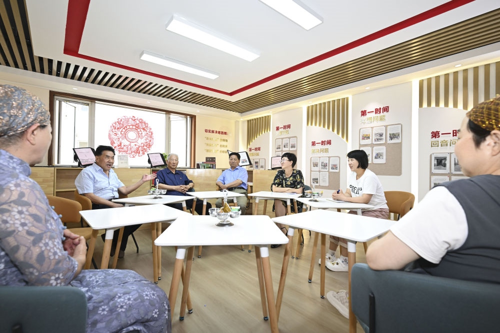 6月20日，長城花園社區(qū)居民在居民議事廳議事。