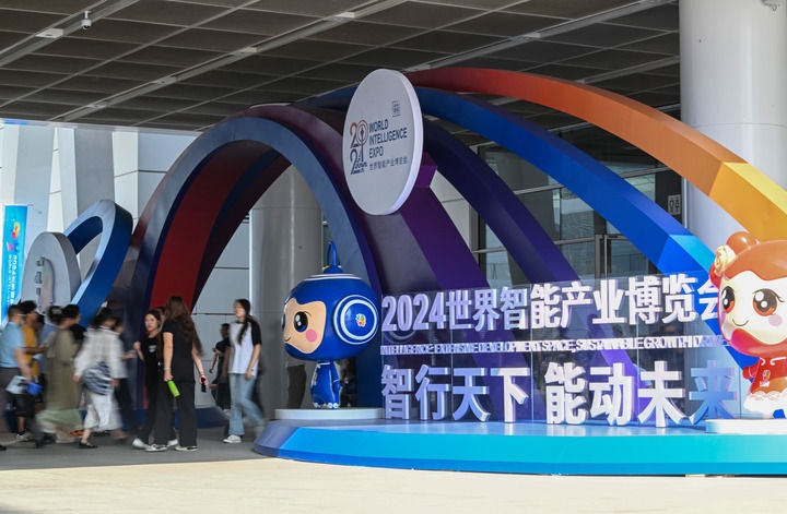 6月20日，與會者走入國家會展中心（天津）參會。新華社記者 孫凡越 攝