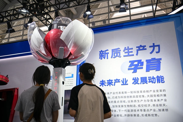 6月20日，與會者參觀天津云圣智能科技有限責任公司展區(qū)展出的“圣·寶蓮燈”全自主無人機巡檢系統(tǒng)。新華社記者 孫凡越 攝