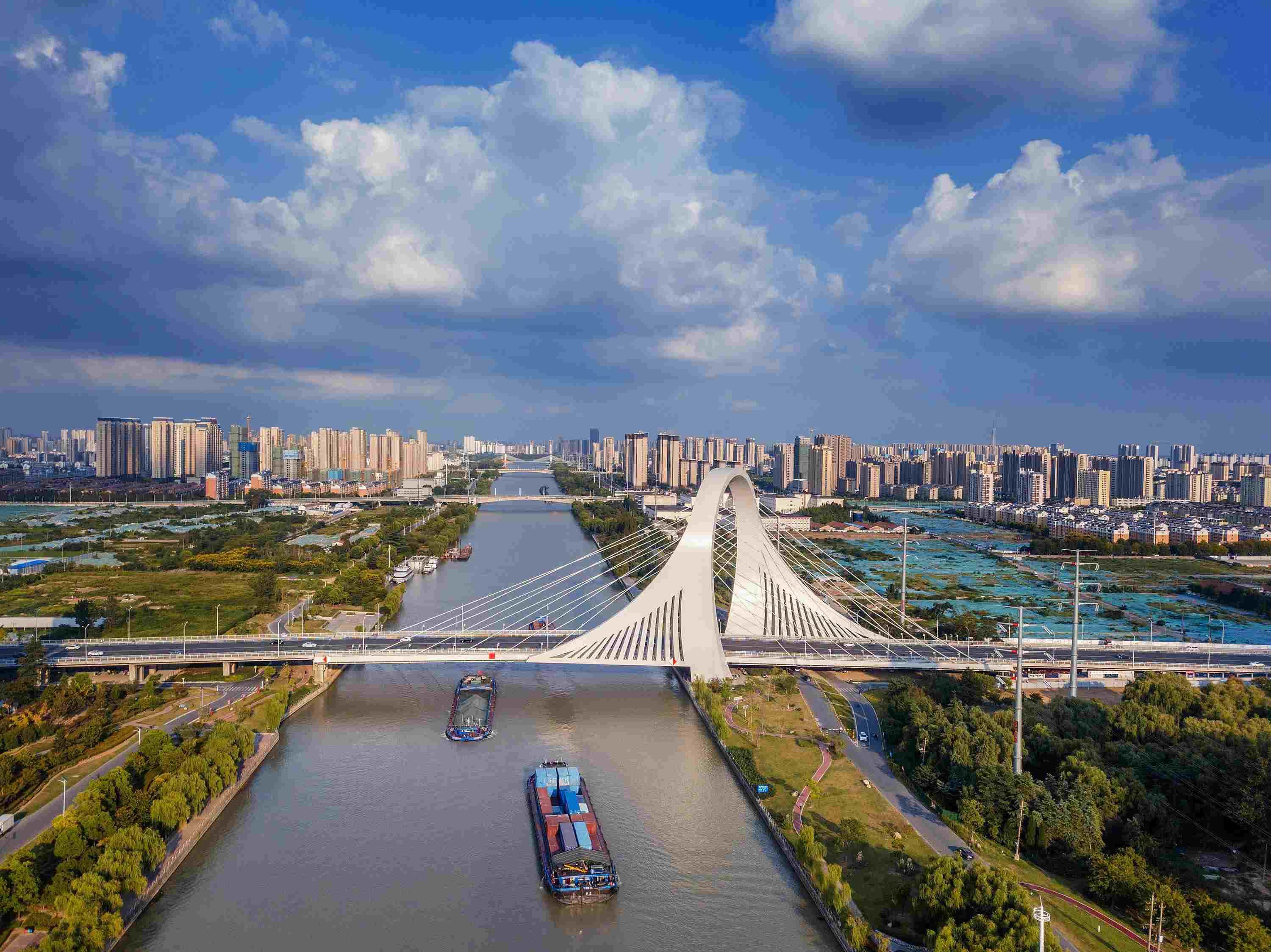 2022年9月12日，幾艘船舶行駛在江蘇淮安運河大橋附近。