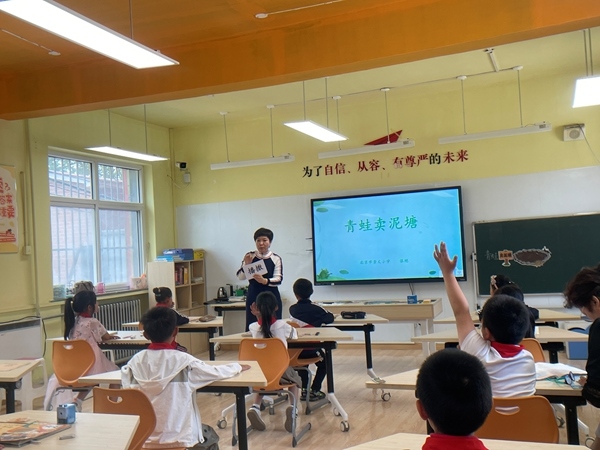 學(xué)生們?cè)诮淌疑险Z文課。 人民網(wǎng)記者 陳琦攝
