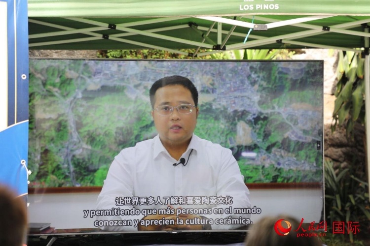 德化縣人民政府縣長方俊欽視頻致辭。人民網(wǎng) 埃內斯托·多明戈斯攝