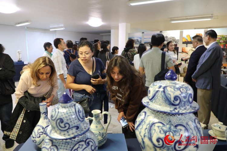 在展覽現(xiàn)場，觀眾們駐足欣賞德化瓷和墨西哥彩瓷。人民網(wǎng) 埃內斯托·多明戈斯攝