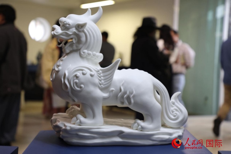 展覽現(xiàn)場的德化白瓷。人民網(wǎng) 埃內斯托·多明戈斯攝