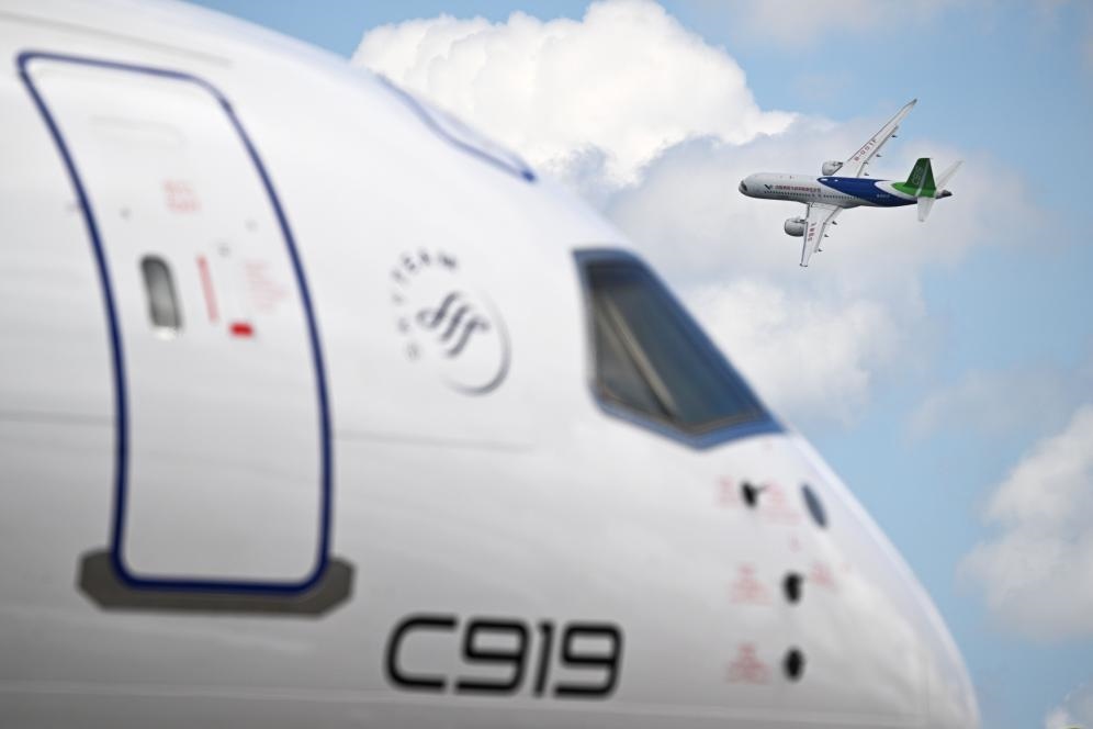 一架中國商飛公司C919客機(jī)在新加坡航展上做飛行表演（2024年2月20日攝）。新華社發(fā)（鄧智煒攝）