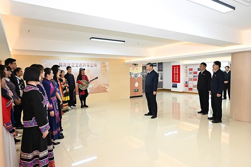 2023年12月14日，習(xí)近平總書記在廣西南寧市良慶區(qū)蟠龍社區(qū)黨群服務(wù)中心文體活動(dòng)室同社區(qū)居民親切交流。